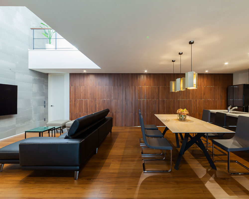 木製ルーバーを閉じたところ