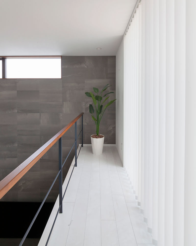 吹き抜けに面した通路