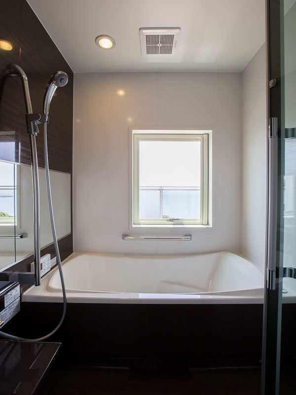 相模湾を見下ろすバスルーム