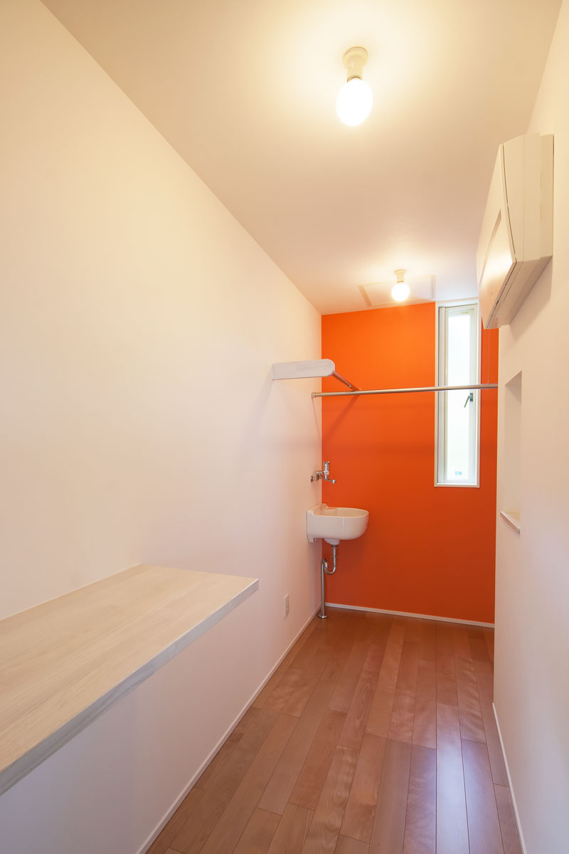 アクセントウォールがおしゃれなランドリールーム