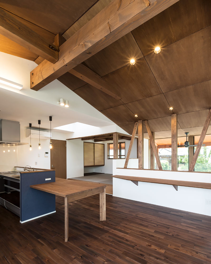 吹き抜けに面して作ったスタディスペース