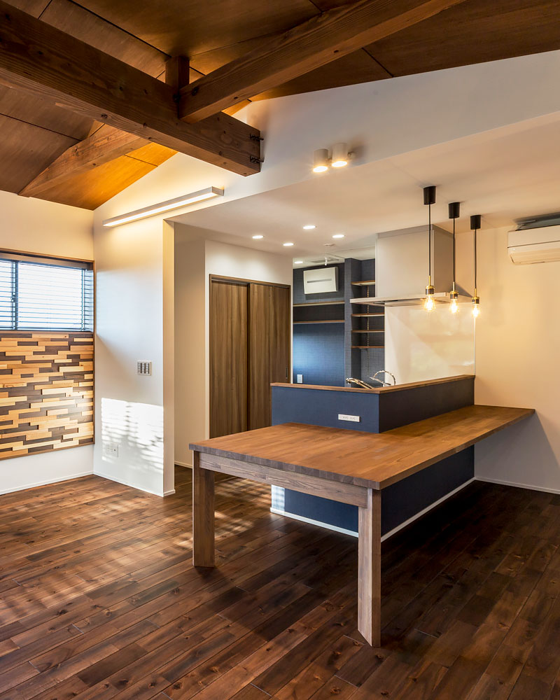キッチンに造作したダイニングテーブル