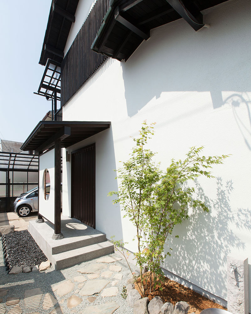 ヤマモミジがポイントの玄関アプローチ