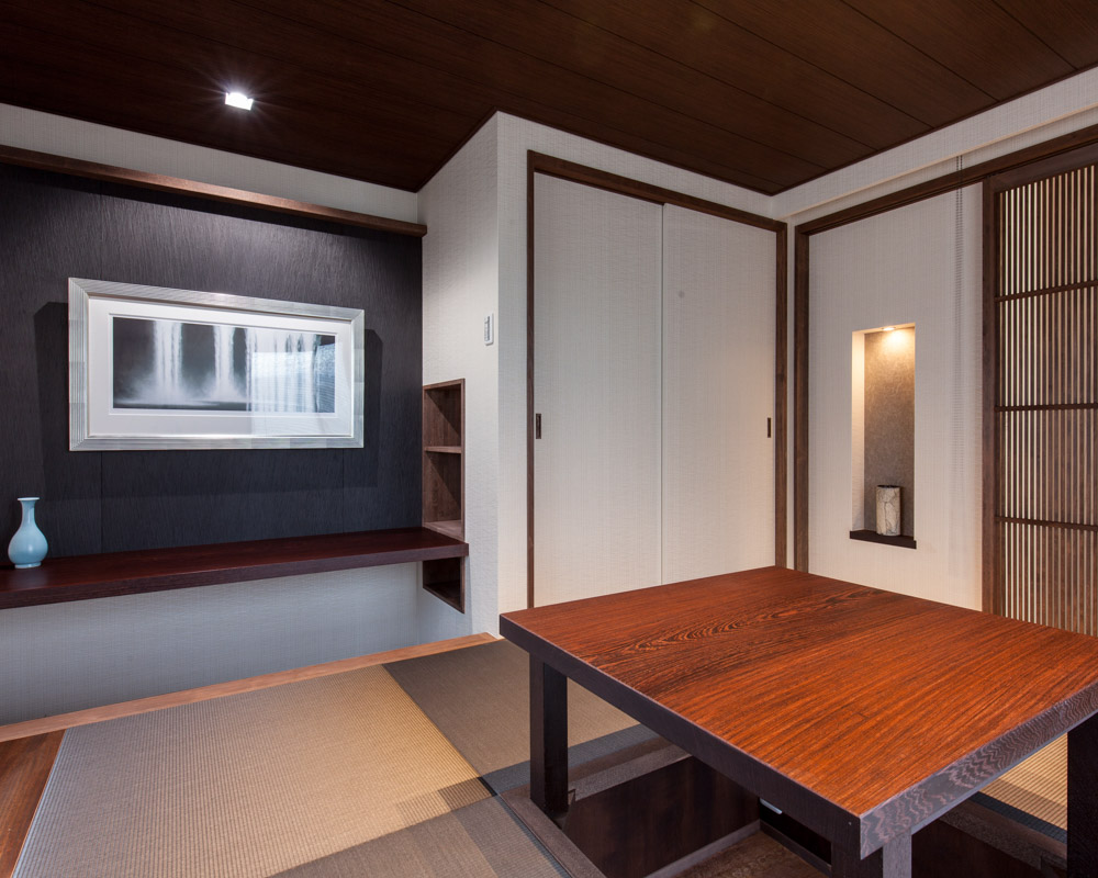 旦那様専用の書斎は掘りごたつの和室！黒を基調としたデザインでスタイリッシュな印象に！