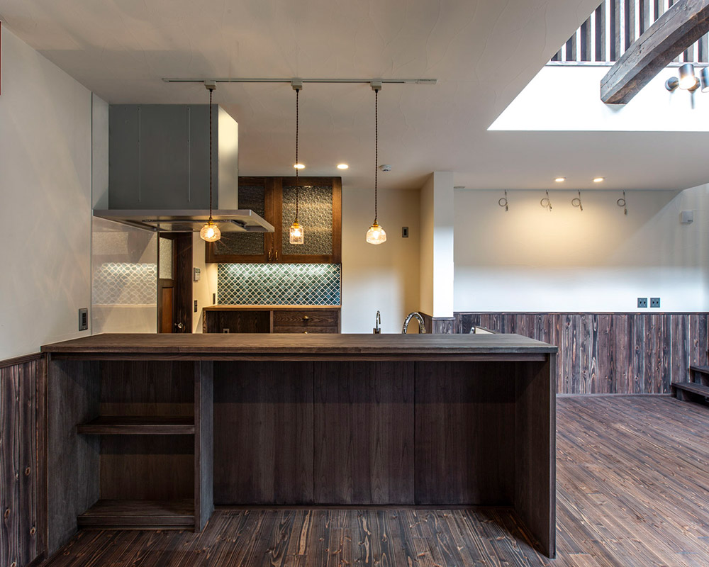 アンティーク建具で雰囲気のあるキッチン