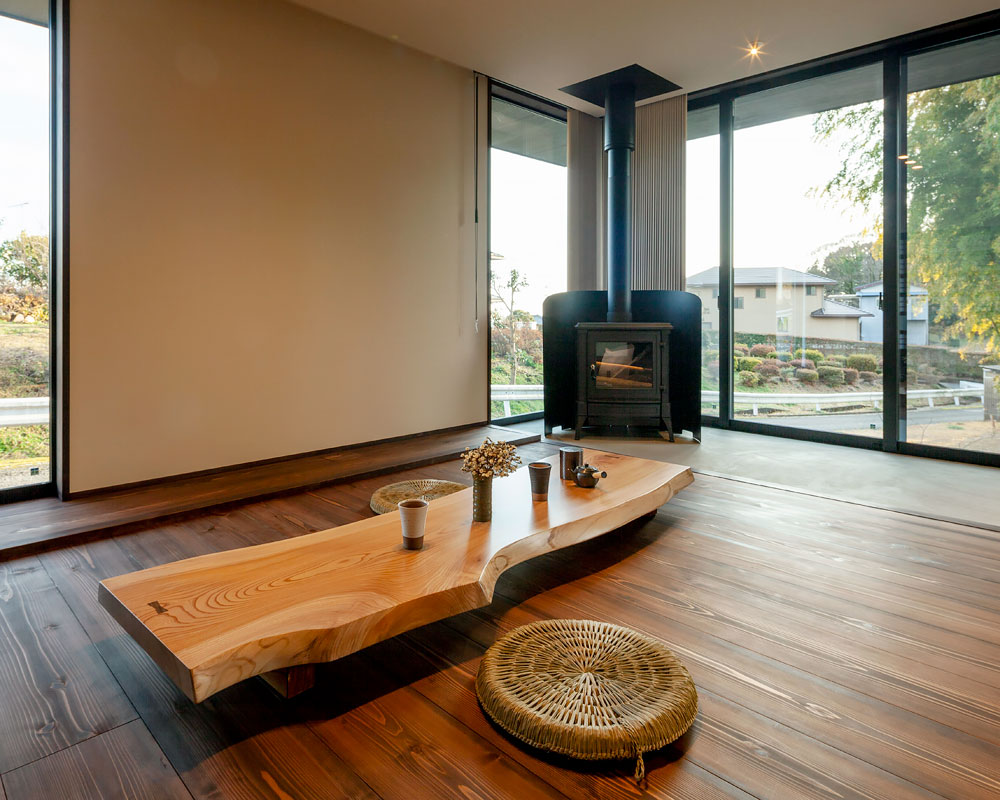 リビングの一角に土間を設けて薪ストーブを設置した
