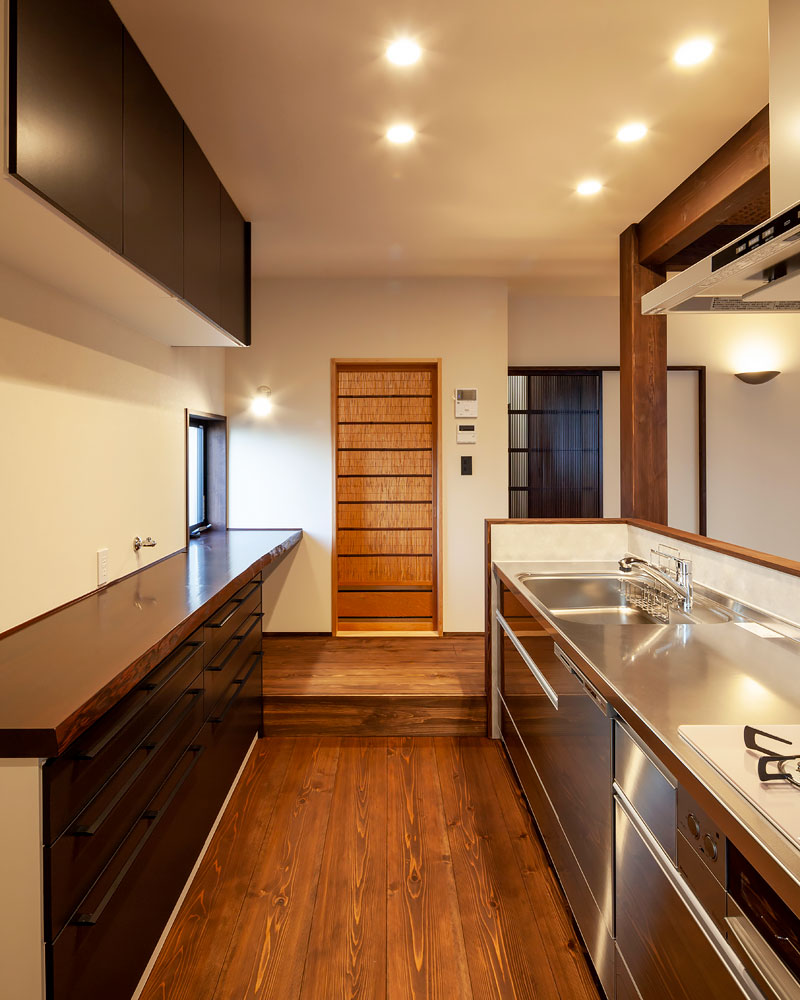 和モダンな空間と調和する現代風キッチン