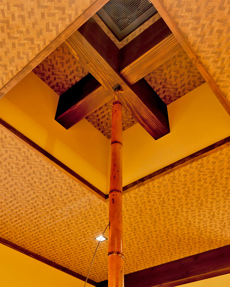 囲炉裏風の天井と換気扇