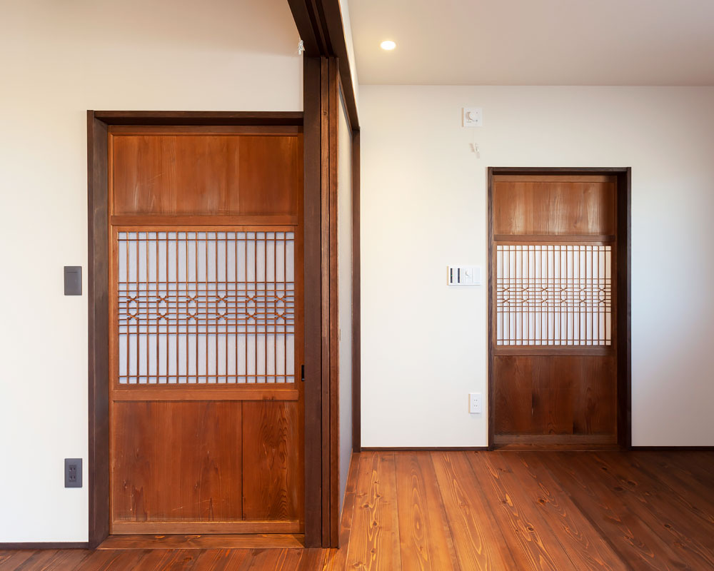 アンティーク建具を採用した和モダンな住まい