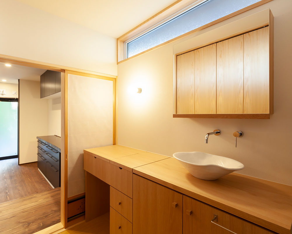 和モダンな空間に合わせた機能的な洗面