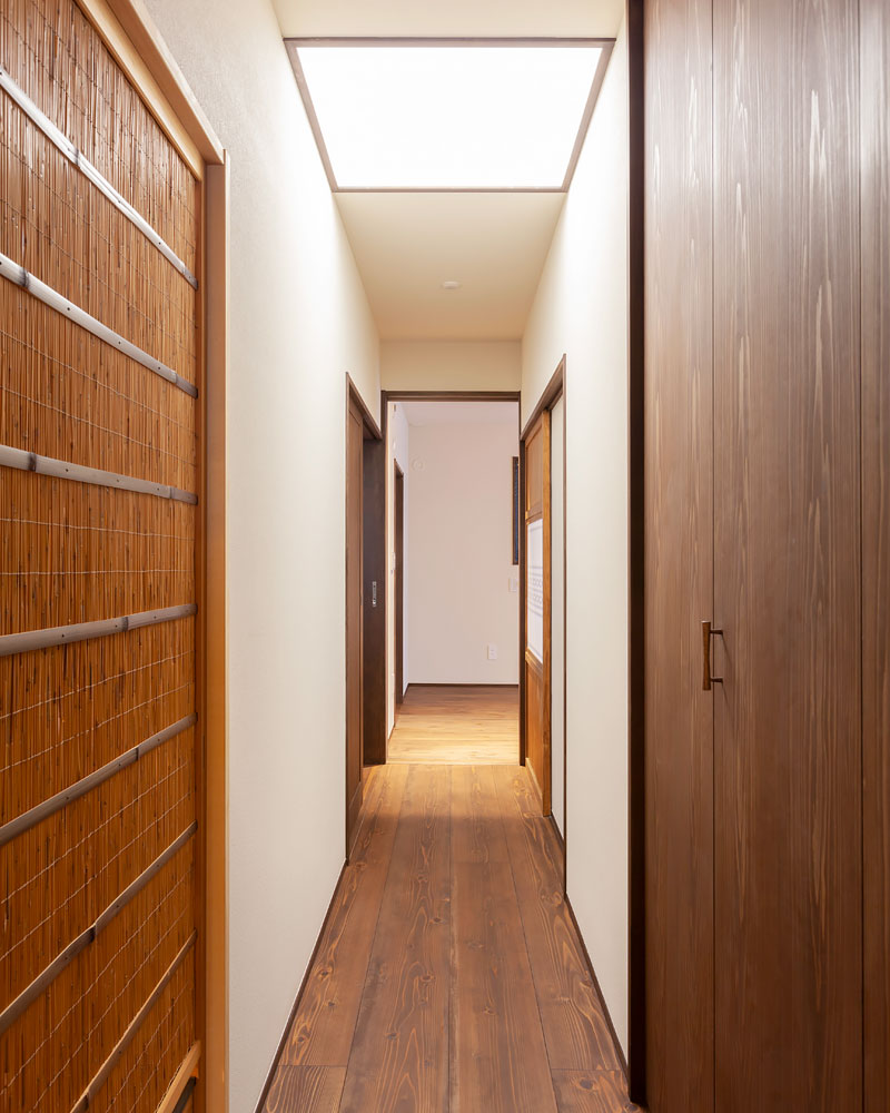 中廊下に設けた天窓で採光する平屋