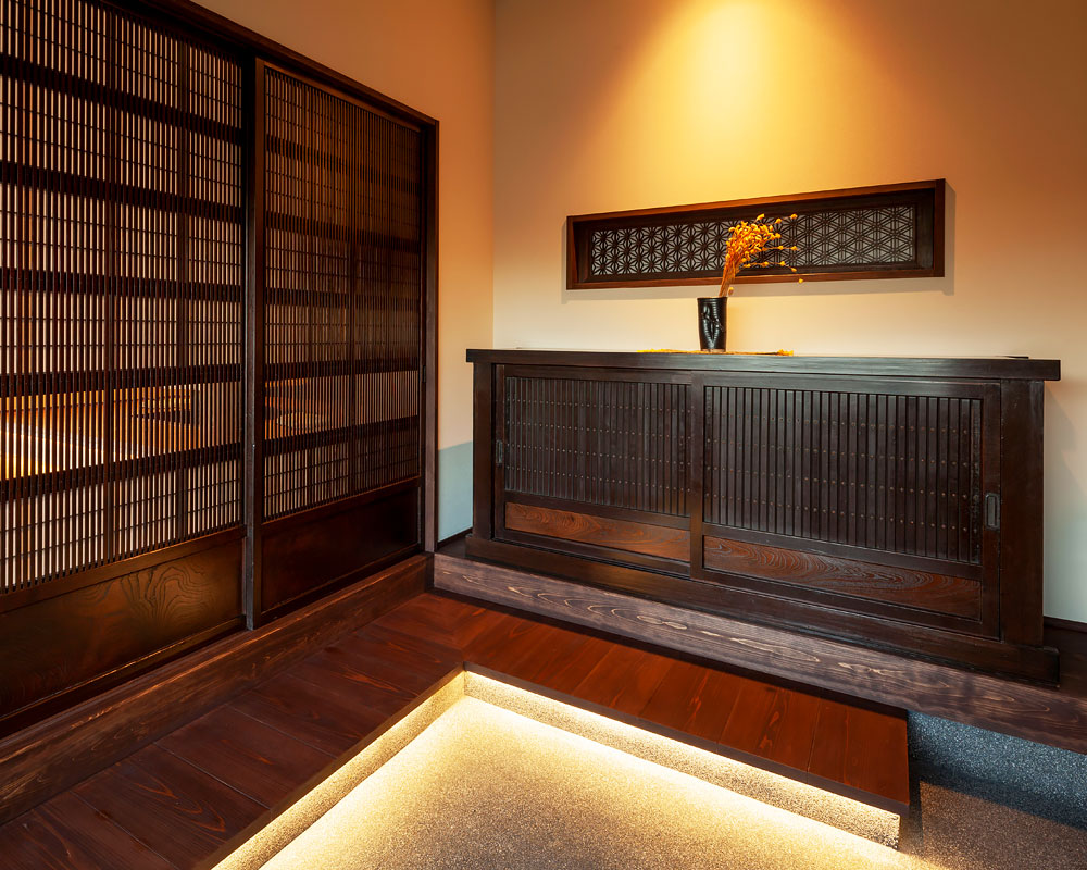 アンティーク家具を多用した和モダンな玄関