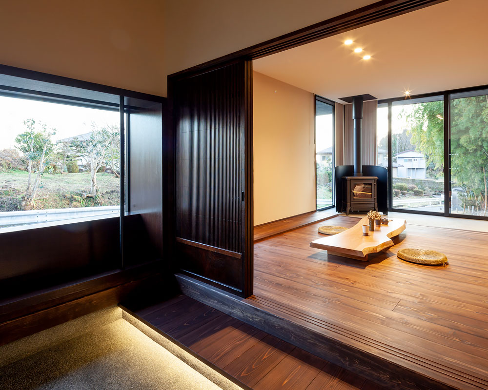 漆塗りの手摺りを配置した玄関