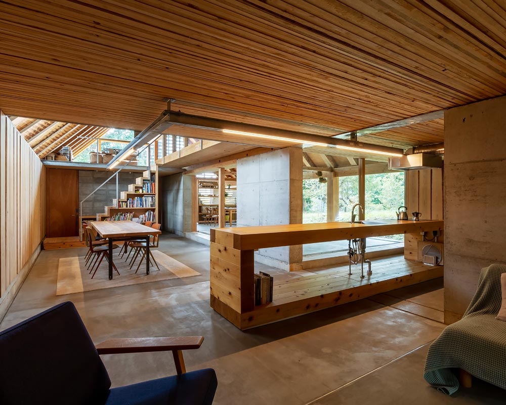 リビングからダイニングを見る