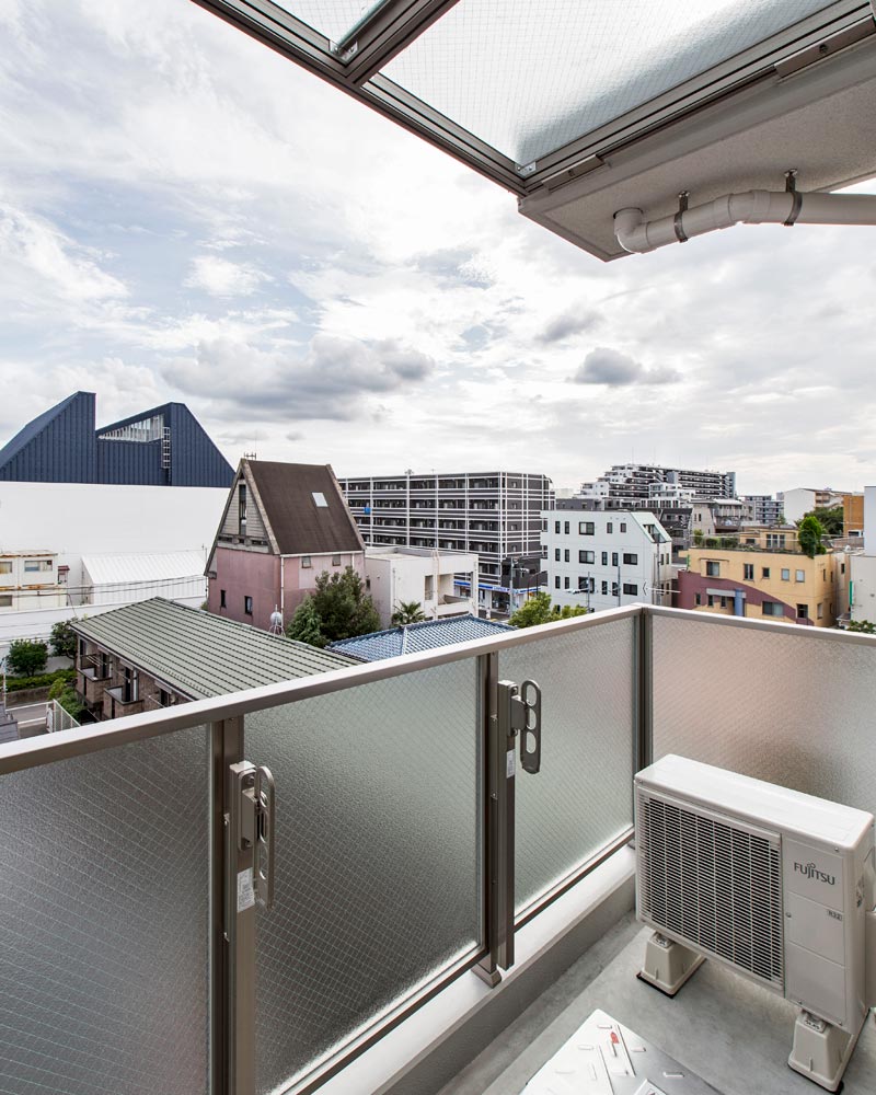 パッシオーネ 南面最上階のガラス庇を採用したバルコニー
