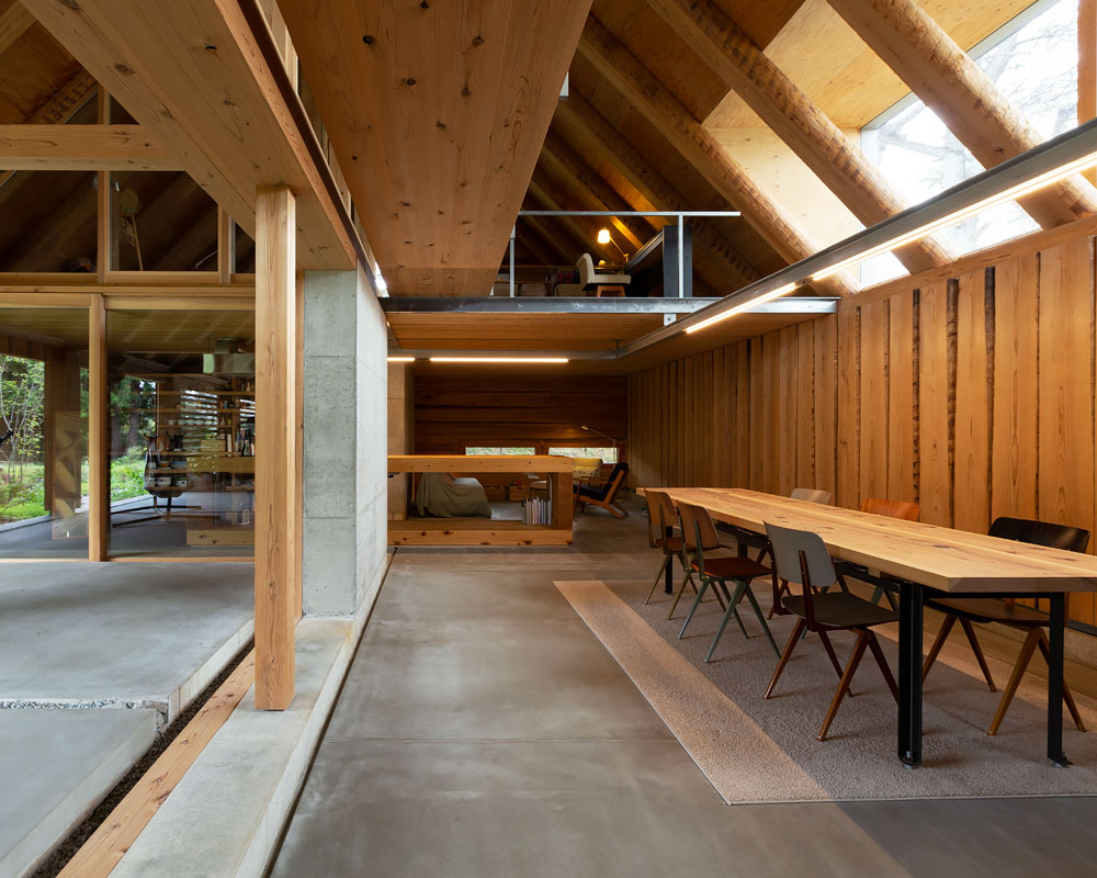 大開口で土間とつながるダイニング