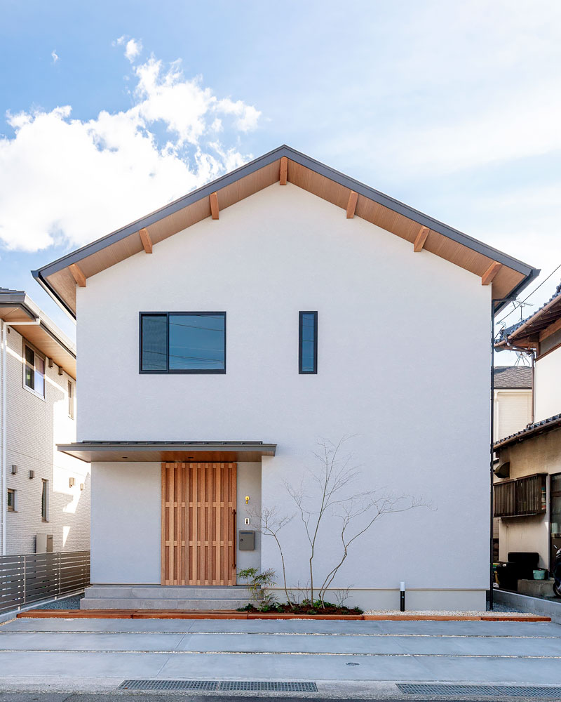 内から住まいを眺める家：外観