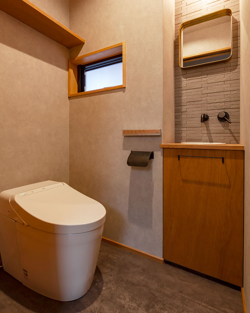 内から住まいを眺める家：トイレ