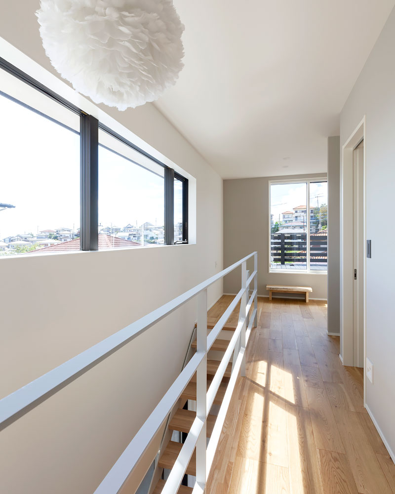 鉄骨手すりを採用し、開放感のある廊下