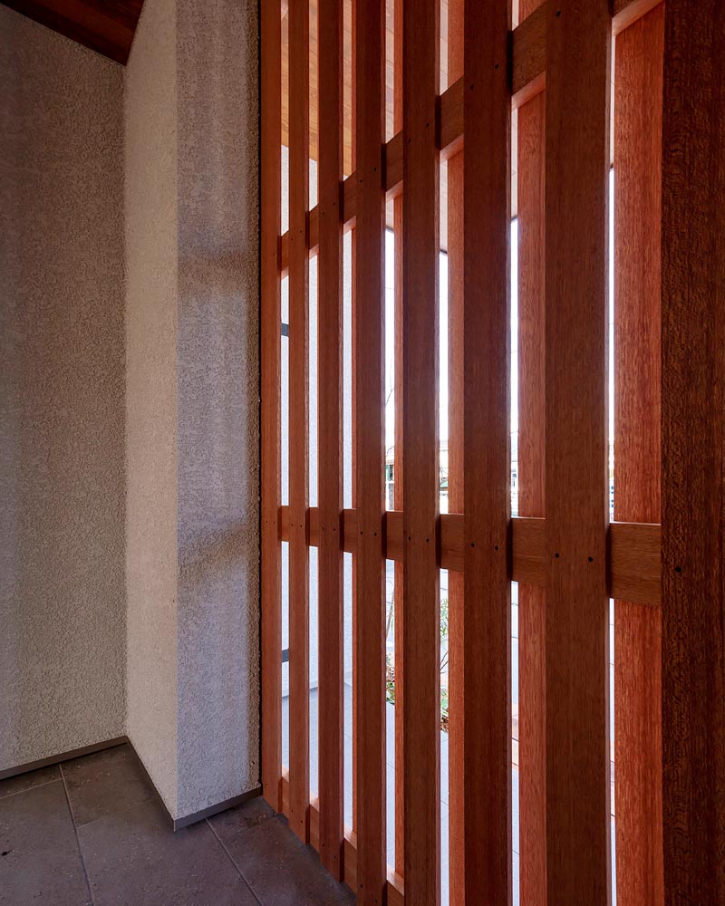 内から住まいを眺める家：大和張りの門扉