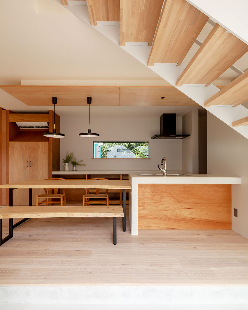 ラワン材を用いたシンプルな製作キッチン。