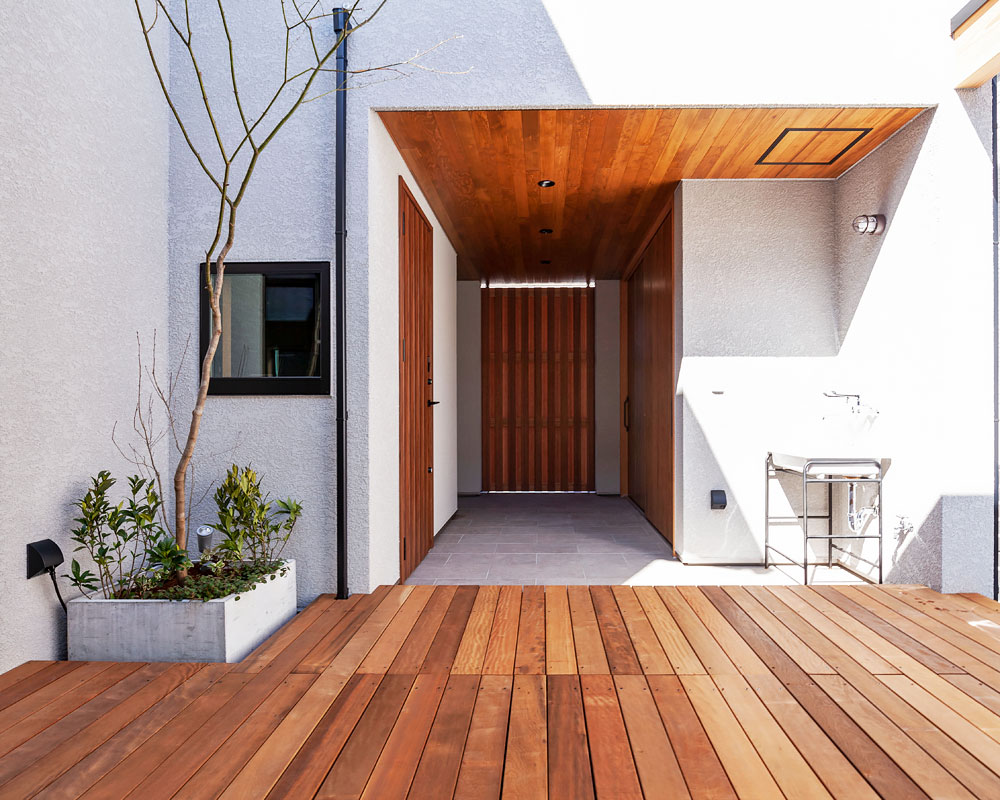 内から住まいを眺める家：中庭から門扉を見る