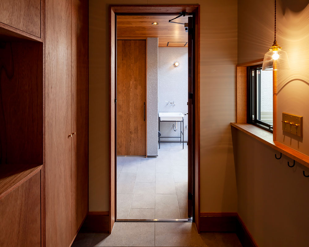 内から住まいを眺める家：玄関