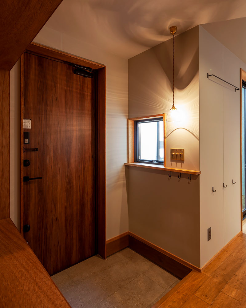 内から住まいを眺める家：玄関