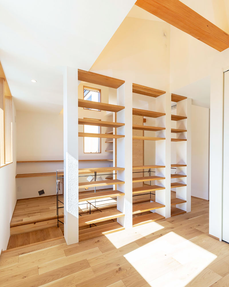 中庭に樹を抱く家:二階ホール