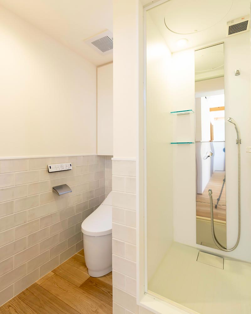 中庭に樹を抱く家:トイレ