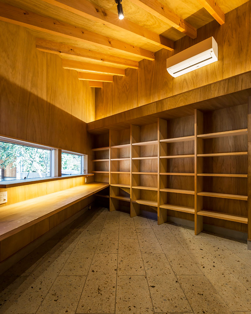 中庭に樹を抱く家:書斎