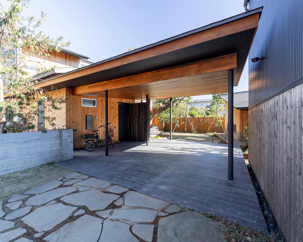 中庭に樹を抱く家:アプローチ