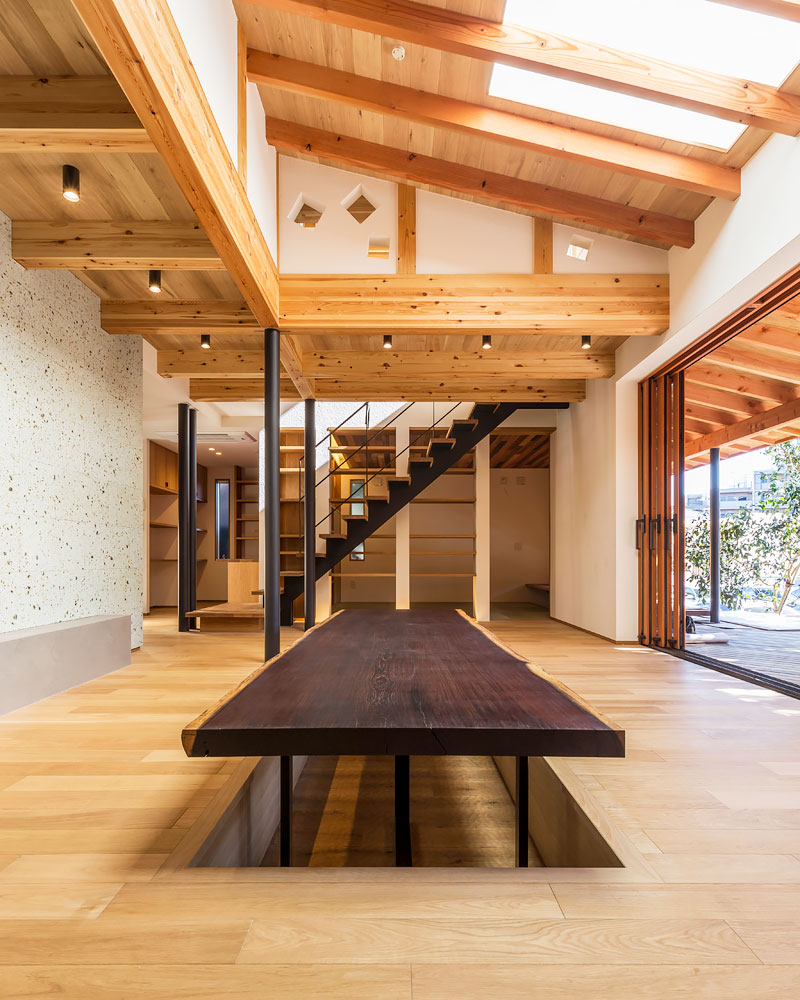 中庭に樹を抱く家:リビングテーブル