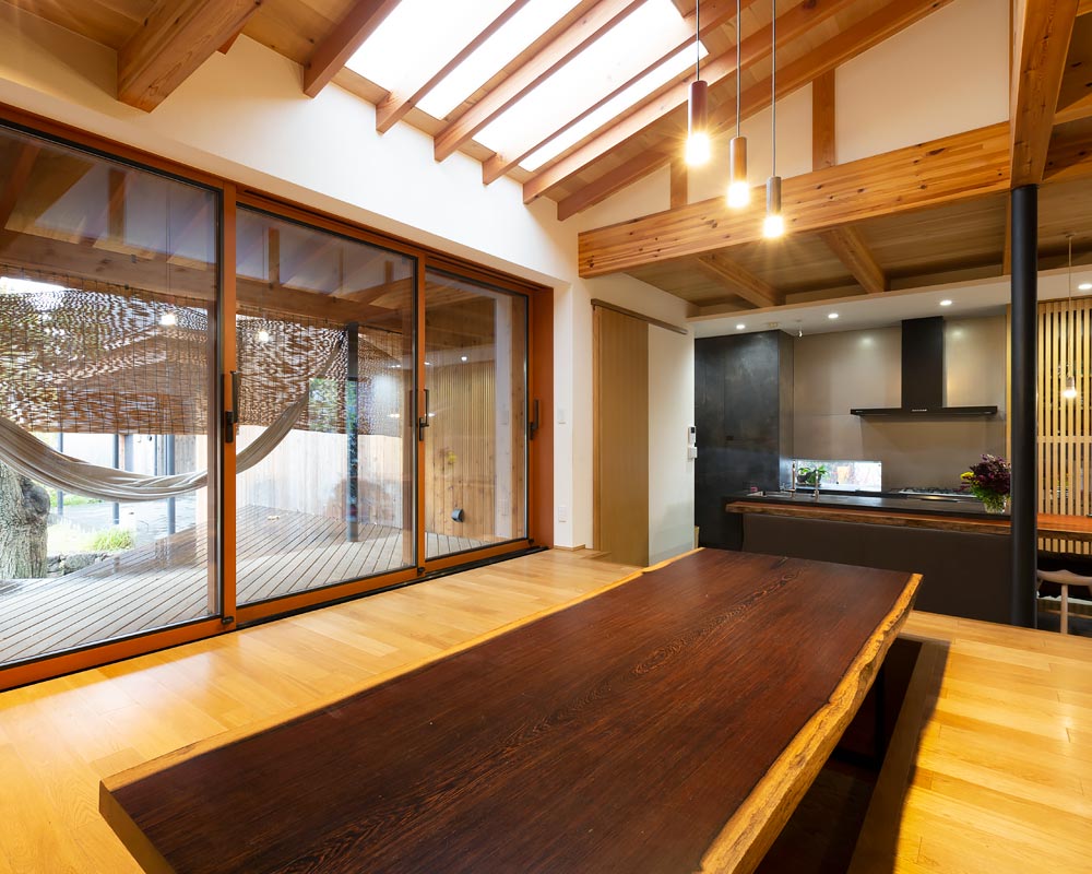 中庭に樹を抱く家:リビング