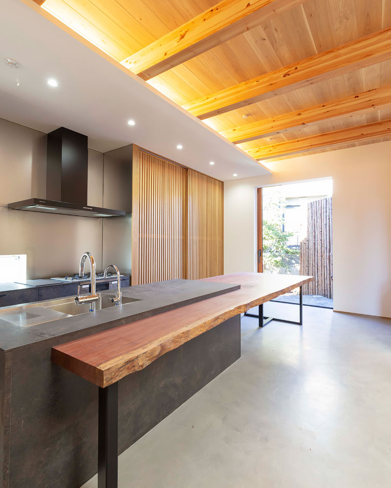 中庭に樹を抱く家:キッチン