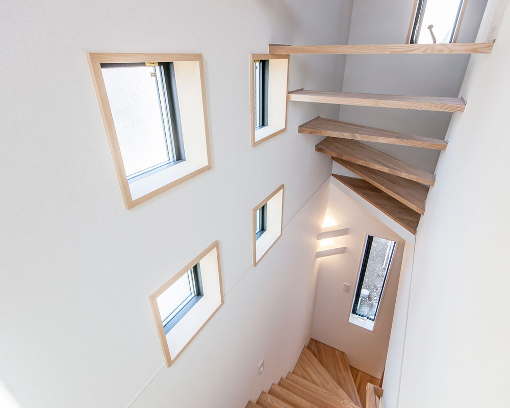 1階と2階、小屋裏まで繋がる階段