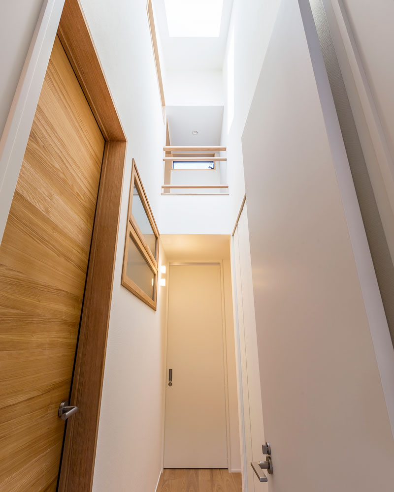 小屋裏収納に光を導く廊下の天窓