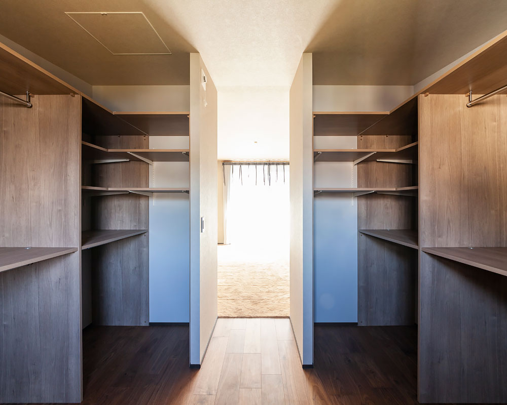 左右の壁に収納を設けたウォークインクローゼット