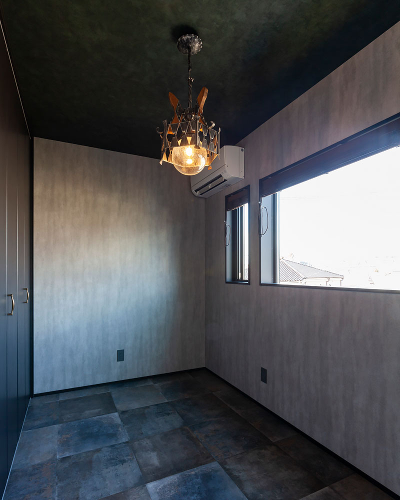 現在はお施主様の書斎として活用している洋室