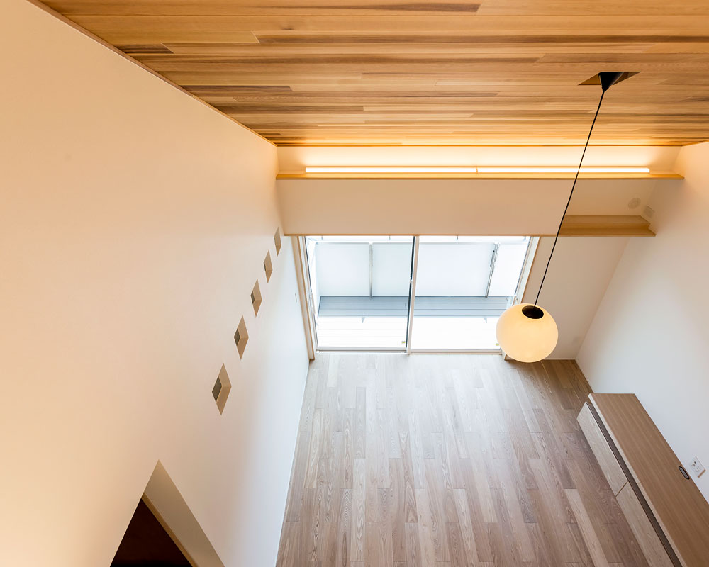 板張りの勾配天井