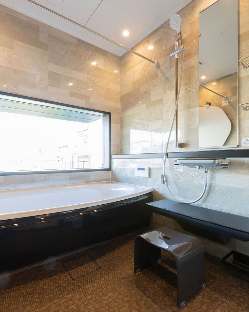 窓から坪庭を眺められる浴室