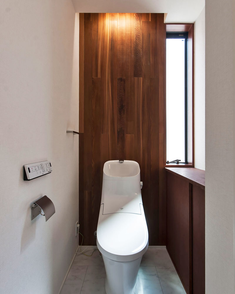アクセントウォールを設けたトイレ