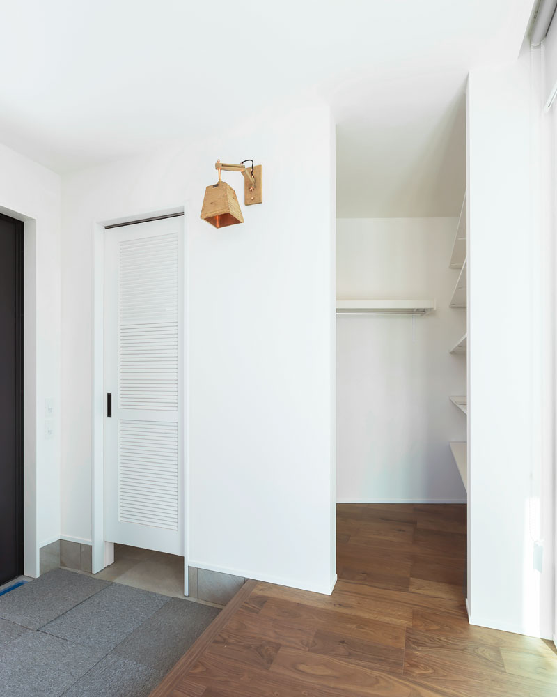 収納空間を設けた玄関