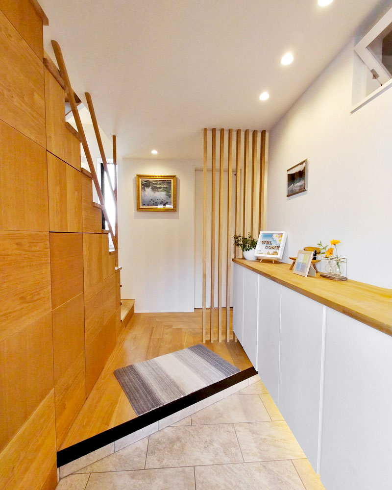 格子で視線を遮る玄関