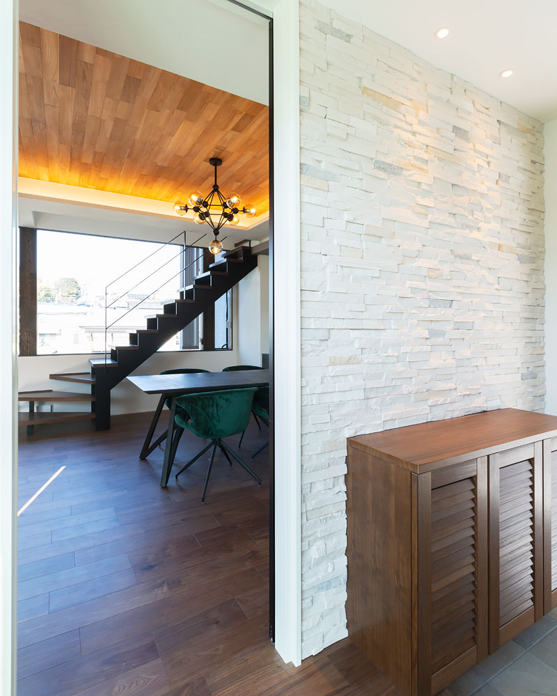 白いアクセントウォールを設けた玄関