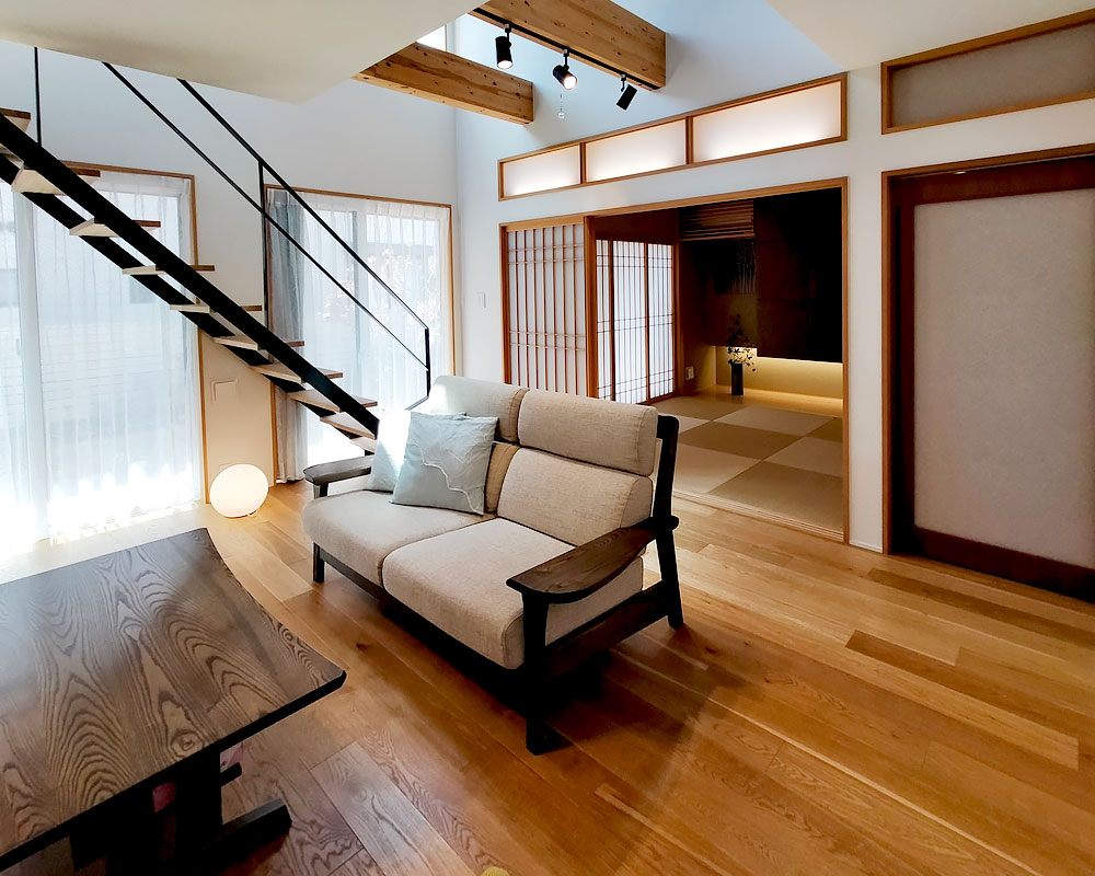 和室とフラットに繋がるリビング