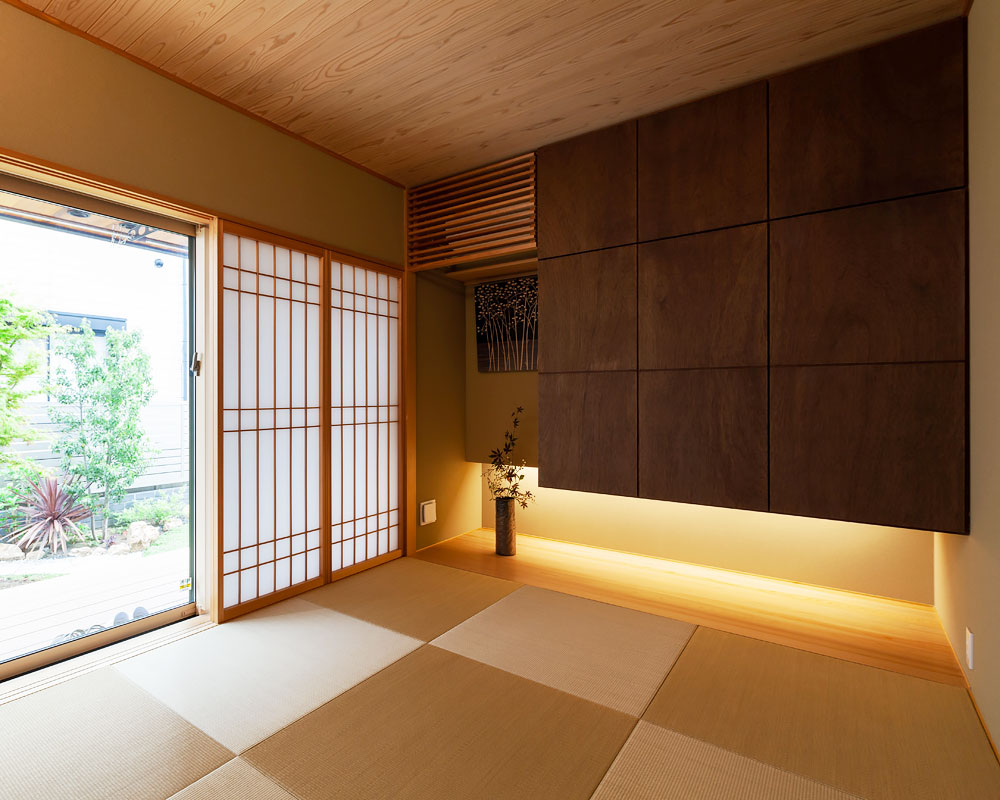 ラワンの吊押し入れがモダンな和室