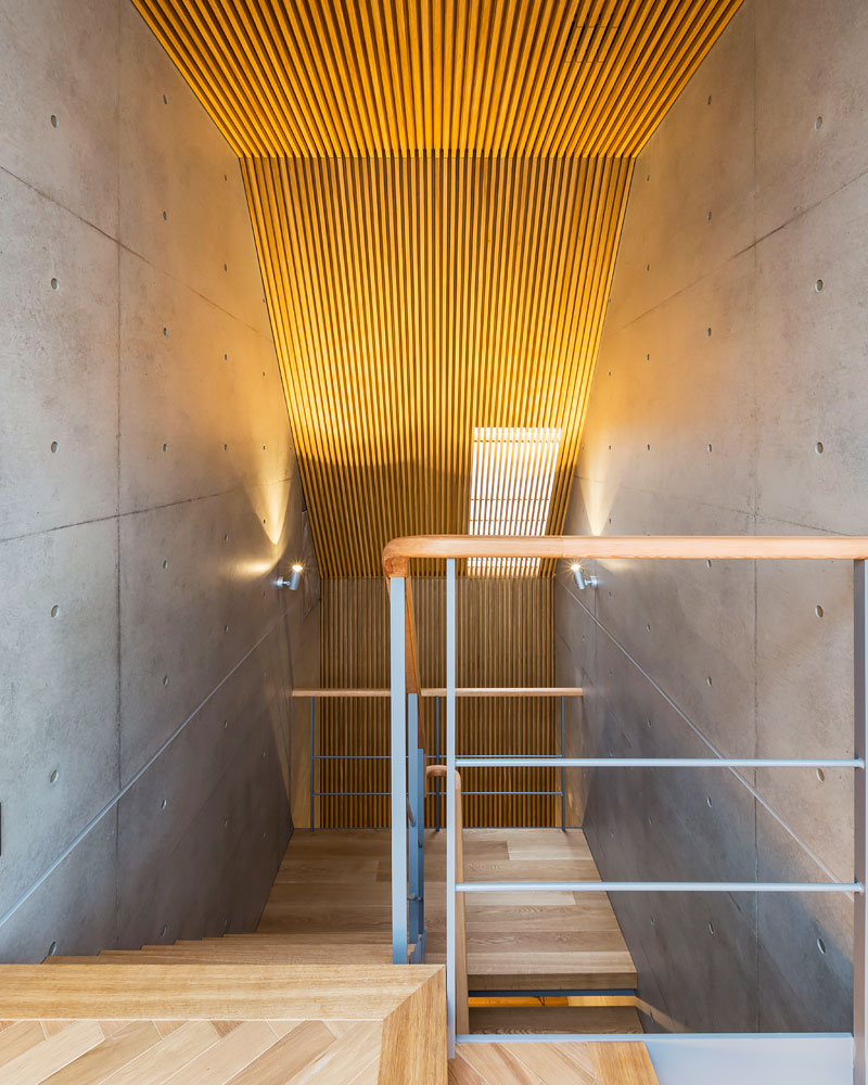 コンクリート打ち放しの階段室