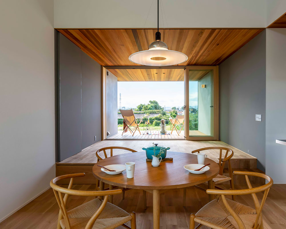 庭先アウトドアの家：リビング