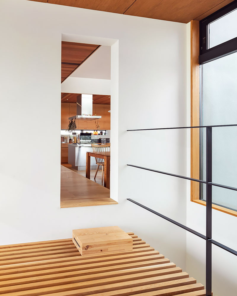 庭先アウトドアの家：二つの世帯を繋ぐブリッジ